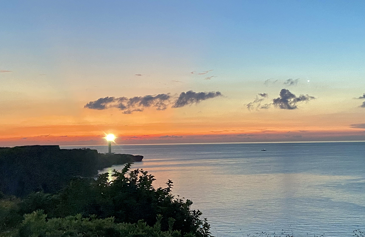 沖縄有数の絶景スポット「残波岬」 公園、ビーチ、夕日などの見どころ